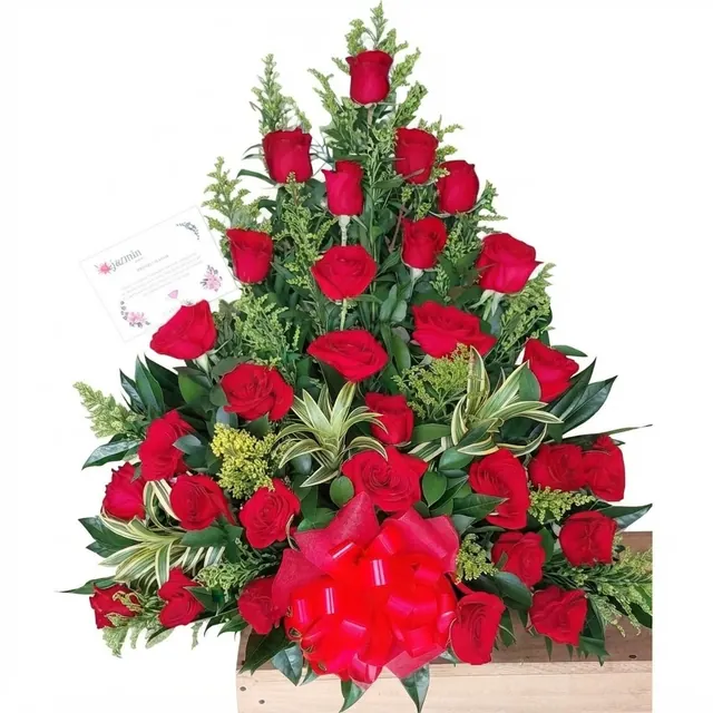 Arreglo piramidal de rosas rojas